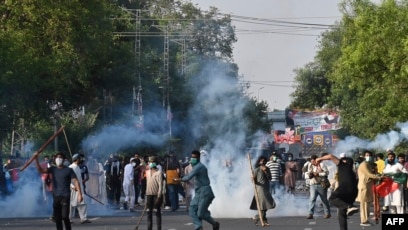 6 killed as protests escalate in pakistan following former prime minister imran khans arrest 1