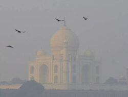 Delhi Implements Stricter Anti-Pollution Measures Amid Toxic Smog Engulfing Taj Mahal