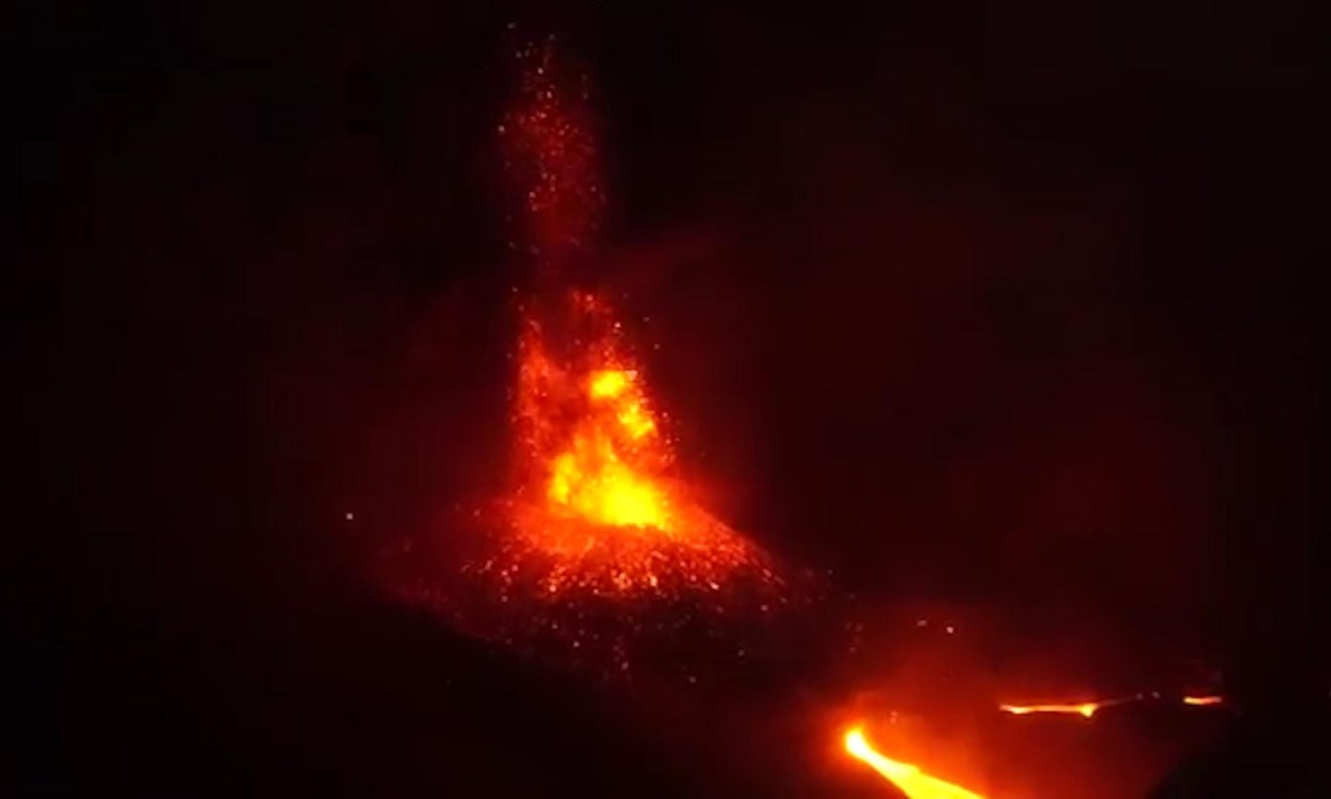 Tourists Stranded in Bali for Days as Volcanic Eruption in Indonesia Halts International Flights