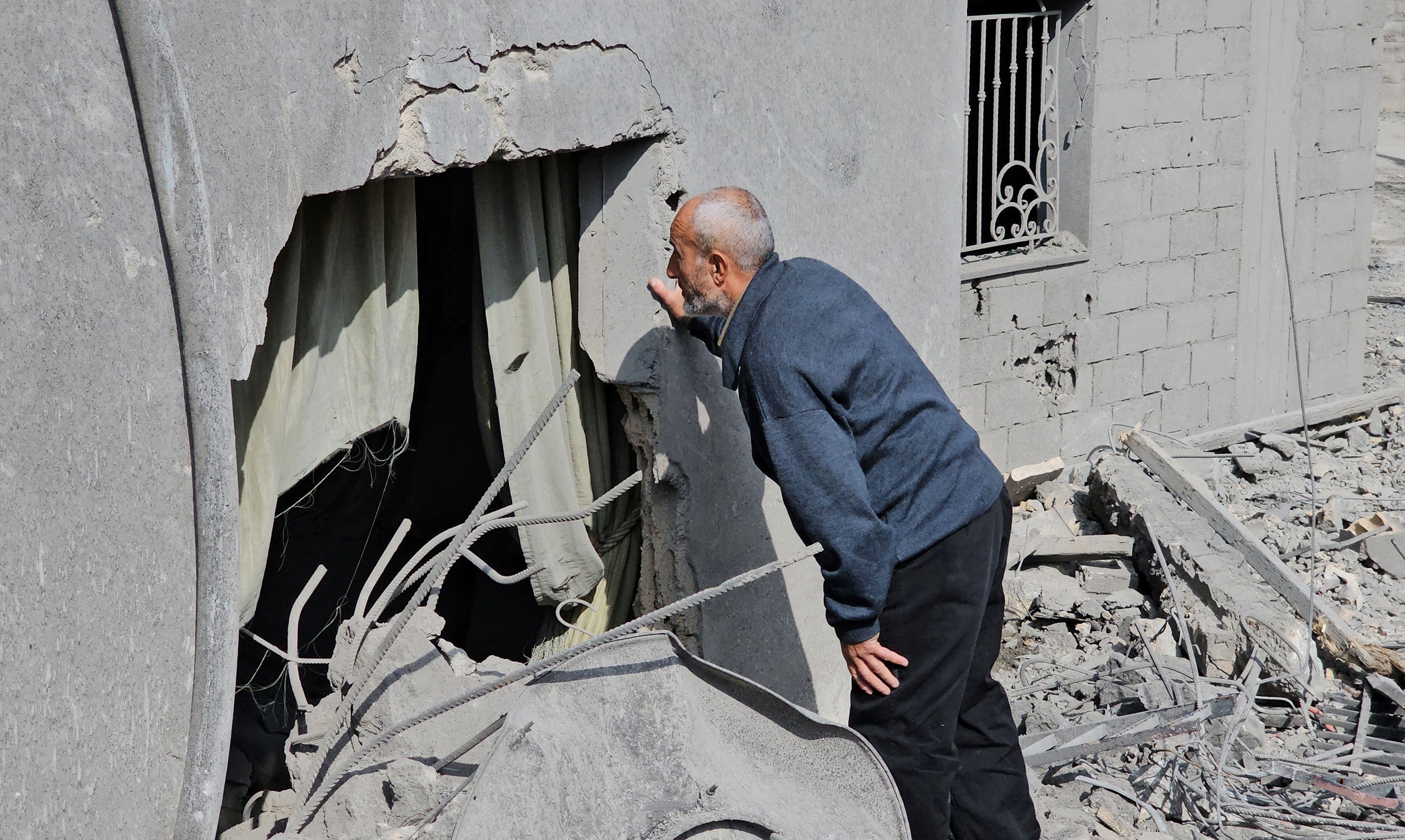 war followed us a syrian family escapes israeli bombardment in beirut only to face repression and violence back home 1