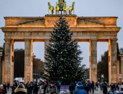 Latvia Asserts Hosting the World’s First Christmas Tree in 1510, Decorated with Artificial Roses