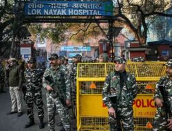 At least 18 killed in stampede at New Delhi railway station as Hindu pilgrims travel to festival in India