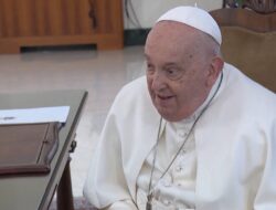 Pope Francis Sends Written Message While Still Hospitalized