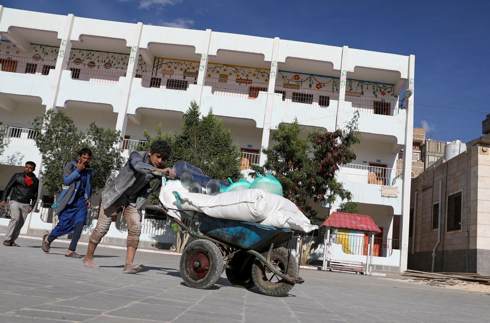 un suspends humanitarian operations in yemens houthi controlled region following staff detentions 1