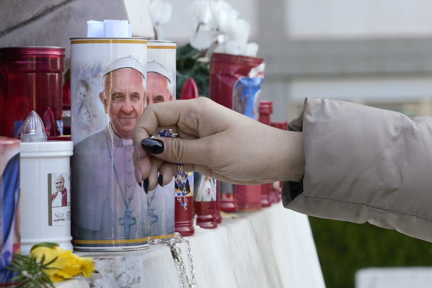 pope francis resting well during third week of hospitalization for pneumonia 1