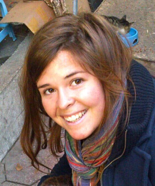 Kayla Mueller's Parents Urge President Trump to Return Her Remains from Syria in a Letter 2 kayla muellers parents urge president trump to return her remains from syria in a letter
